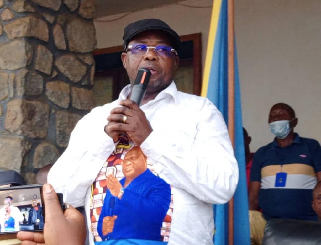 Vaccination contre Ebola au Kasaï : le gouverneur Mukendi sensibilise les habitants de Mweka