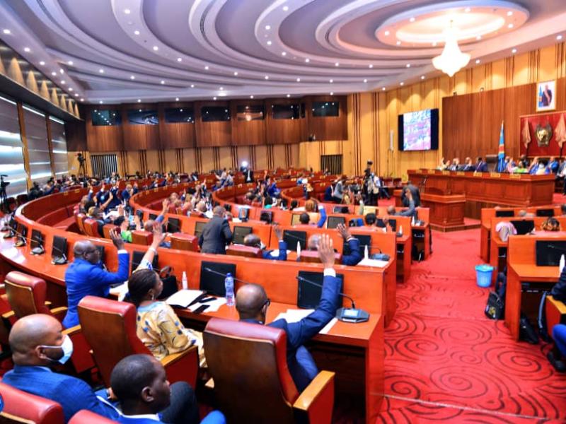 RDC : le Sénat adopte à l’unanimité la loi sur le référendum, l’opposition redoute une révision constitutionnelle