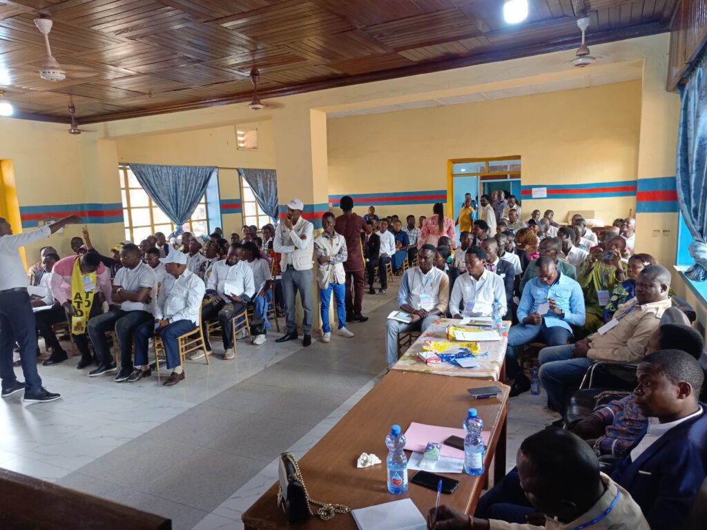 Sud-Ubangi : un Grand débat de la jeunesse accorde 56 % de soutien à une réforme de la Constitution
