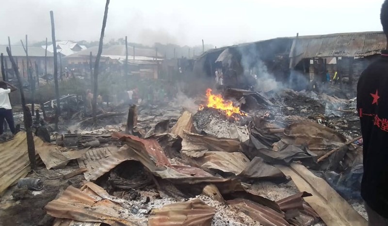 Sud-Ubangi : plusieurs maisons et dépôts de marchandises réduits en cendres dans l’incendie du port d’Akula